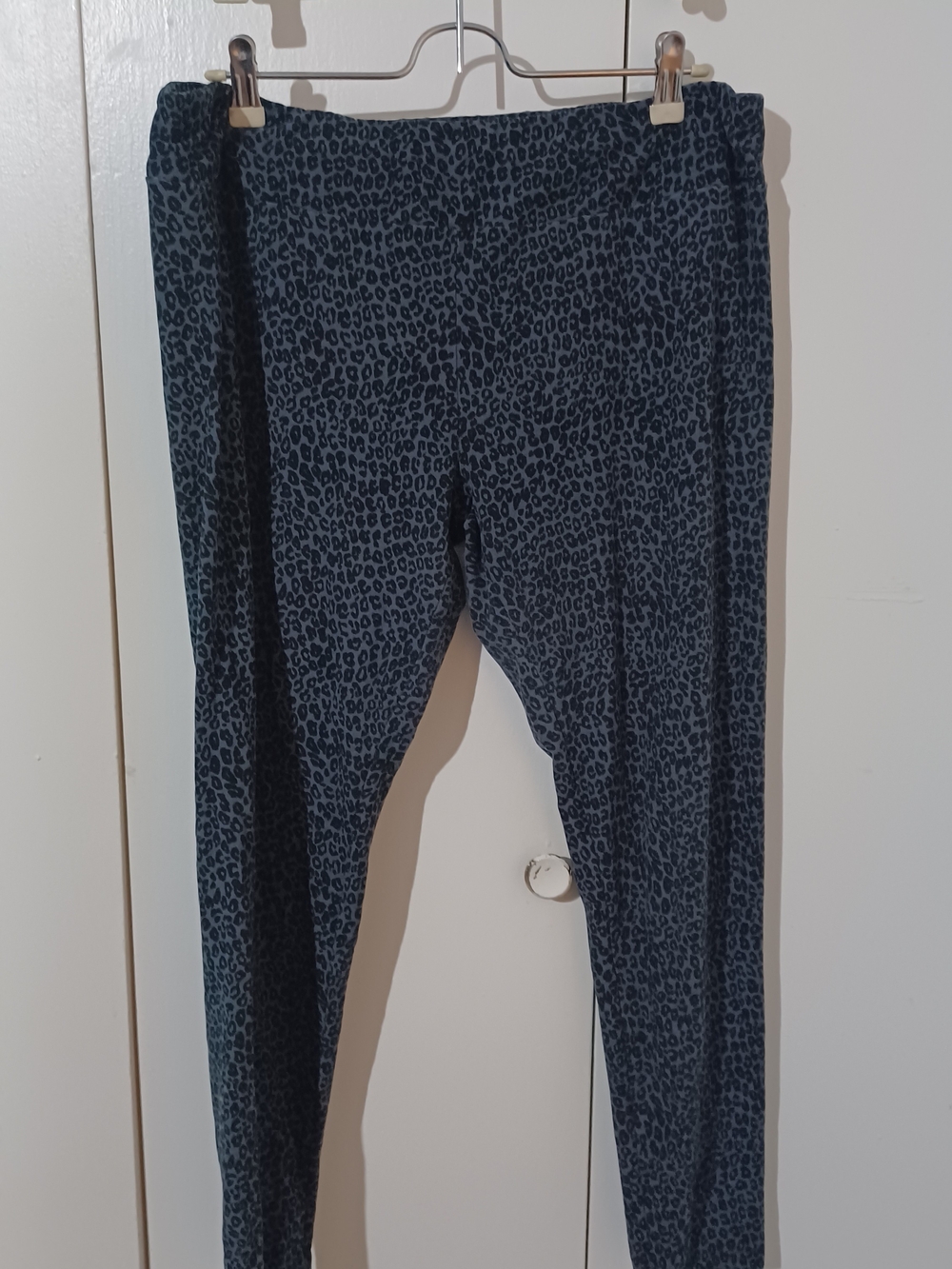 Time and Tru Black and Gray Leopard Print Leggings